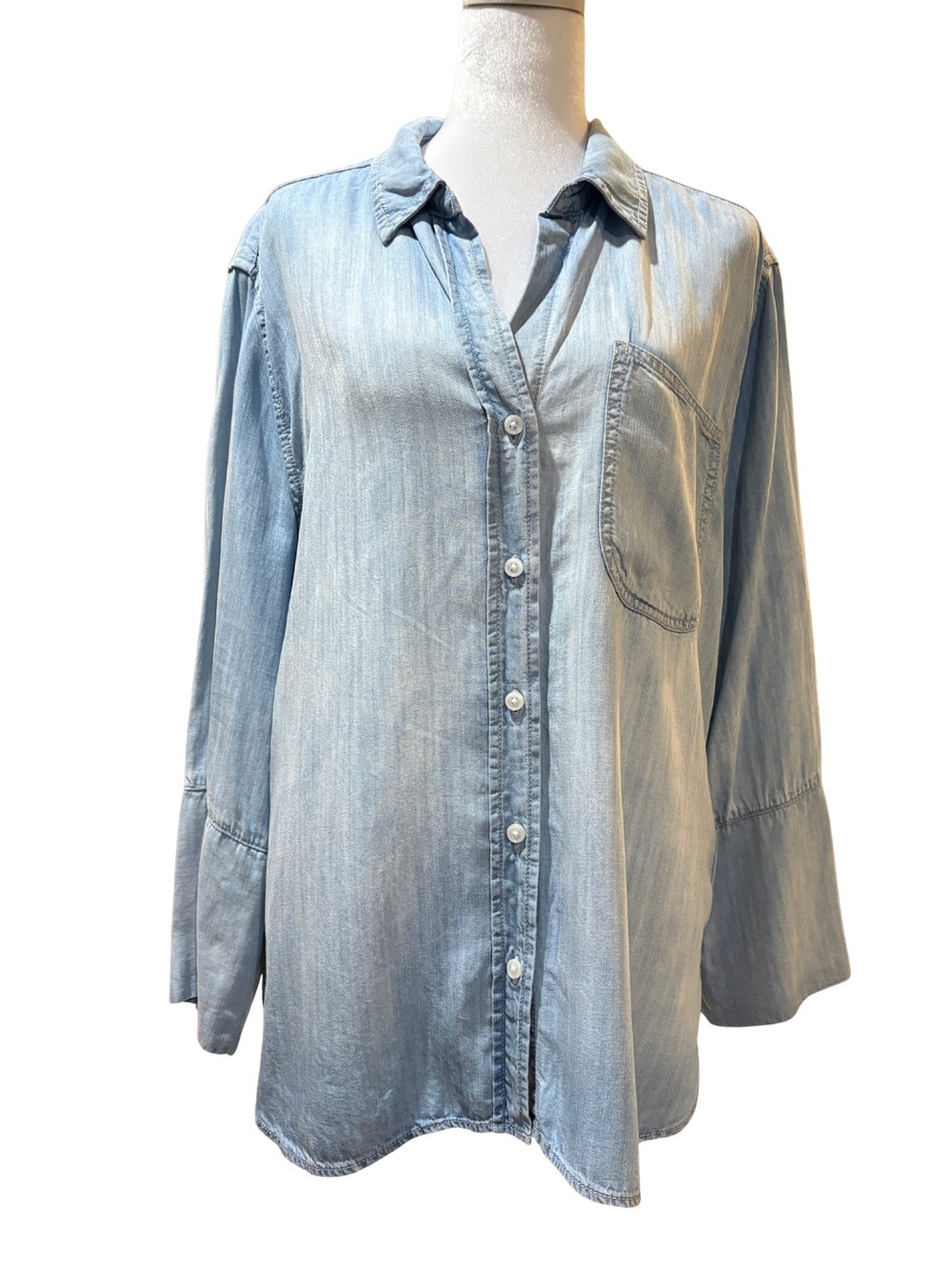 Chico's Light Blue 100 % Lyocell Button Front Top with Pocket Detail SZ 2 - Picture 2 of 9